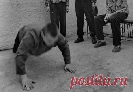 Как в тюрьме набивали и укрепляли кулаки Тюрьма - место крайне суровое, и выживают в ней сильнейшие. У попавшего туда человека порой не остается других аргументов для своей защиты кроме физической силы. Крепкий и тренированный кулак всегда был в таких случаях самым лучшим и надежным защитником. Как их укрепляли и набивали на зонах?