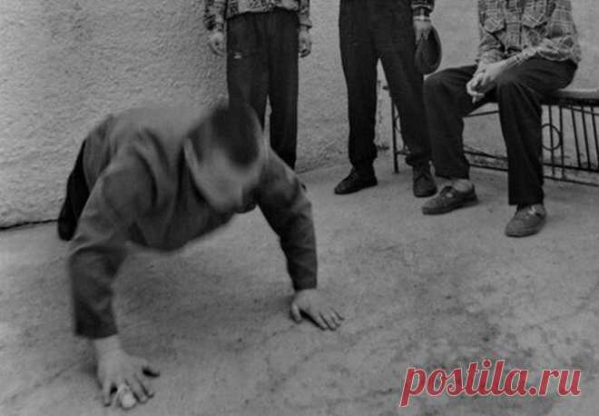 Как в тюрьме набивали и укрепляли кулаки Тюрьма - место крайне суровое, и выживают в ней сильнейшие. У попавшего туда человека порой не остается других аргументов для своей защиты кроме физической силы. Крепкий и тренированный кулак всегда был в таких случаях самым лучшим и надежным защитником. Как их укрепляли и набивали на зонах?