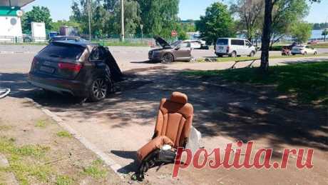 В Москве внедорожник Audi разорвало на две части,водитель жив (5 фото) Глядя на фотографии жуткой аварии в Москве, в которой элитный внедорожник Audi Q7 в прямом смысле слова разорвало на 2 части, сложно поверить, что кто-то