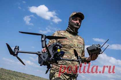 Дрон-камикадзе ВСУ атаковал топливную цистерну в российском регионе. Вооруженные силы Украины (ВСУ) атаковали дроном-камикадзе топливную цистерну в Брянской области. Об этом сообщает Telegram-канал Shot. По его данным, дрон-камикадзе влетел в автомобиль с топливной цистерной, который стоял рядом с пунктом пропуска Троебортное в Севском районе российского региона.