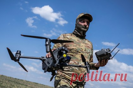 Дрон-камикадзе ВСУ атаковал топливную цистерну в российском регионе. Вооруженные силы Украины (ВСУ) атаковали дроном-камикадзе топливную цистерну в Брянской области. Об этом сообщает Telegram-канал Shot. По его данным, дрон-камикадзе влетел в автомобиль с топливной цистерной, который стоял рядом с пунктом пропуска Троебортное в Севском районе российского региона.