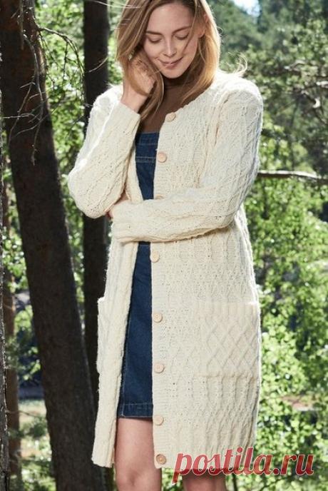 Кардиган с карманами и узором из аранов

Модель женского кардигана длиной до колена, связанного из шести на спицах 4 мм. Все детали модели выполнены раздельно насыщенным рельефным узором по приведенным в описании схемам. Полочки переда и планки вяжутся одновременно. Карманы накладные также связаны узором с перекрещиванием петель.

Размеры
XS (S) M (L) XL (XXL)
Обхват груди (готовое изделие): 88 (96) 104 (112) 120 (128) см
Длина: 86 (88) 90 (92) 94 (96) см
Длина рукава: 46 ...