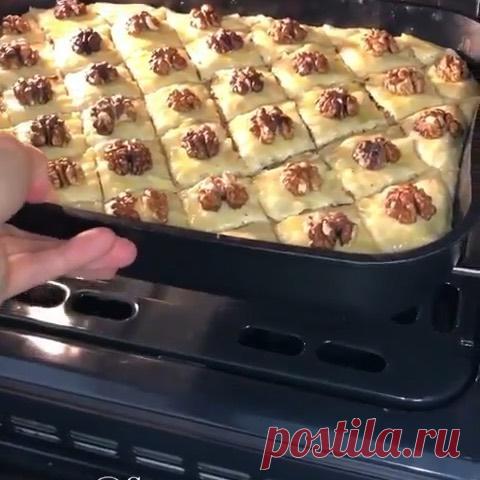 Всем привет! Скучали? Я да! Готовила пахлаву неделю назад, а выложить получилось только сегодня. Причину вы знаете, праздники😍. Ну вообщем , вкусняшка к чаю «ПахЛава» вам в ленту. Прошу лишь поставить лайк❤️. Будете готовить ? 
Нам понадобится:
Тесто:
____________________
Мука -600гр
Сливочное масло- 200гр( 100гр для смазывания)
Сахар- 2ч.л
Молоко - 260мл
Щепотка соли 
Яйцо- 2шт
Дрожжи - 1ст.л
____________________
Начинка:
Орех грецкий -300гр
Сахар-200гр
_________________...