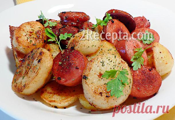 Жареный картофель с колбасками Жареный картофель с колбасками - очень аппетитное, простое, сытное и всеми любимое блюдо для холодной поры года.