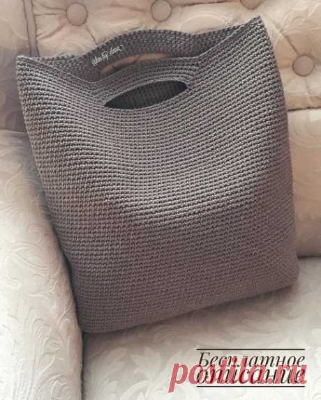БЕСПЛАТНОЕ ОПИСАНИЕ СУМОЧКИ крючком

⠀ Размер готовой сумочки 32/31/6,5 см.

⠀ Итак. Материалы: мягкий хлопок ( у меня Камтекс, 220 м в 100 г) и крючок 3 мм. Вяжем сумочку столбиками без накида.
Набираем 40 вп.
Вяжем овал из 7 рядов по спирали.
Отпариваем готовое донышко. Даём остыть.
Далее вяжем в высоту без прибавок 57 рядов ( примерно 27 см).
Ищем серединки передней и задней половинки сумочки (общее количество петель делим пополам) и отмечаем место под ручки маркерами. ...