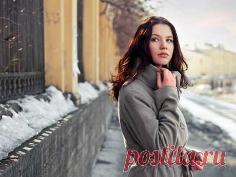 И больше нет у меня желаний 
в канун грядущего. Это Ты 
все чаще руку мою сжимаешь 
и говоришь мне: «Остынь, остынь». 
Стою у зеркала, вижу тени, 
не помню собственного лица. 
Я знаю, Боже, я стала теми, 
кто не пойдет со мной до конца. 
Ты все исполнил, о чем просила: 
я променяла назло иным 
свободу слышать себя на силу 
их всеобъемлющей тишины. 
И в этом правда несовпадений 
и осознание как итог. 
Я растворилась, я стала теми, 
кто говорил Тебе не о том. 
Такая странная...