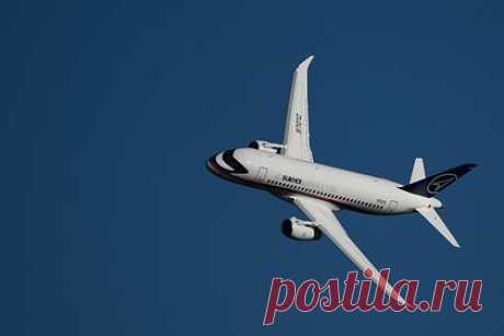 В России анонсировали первый полет импортозамещенного Sukhoi Superjet. Первый полет импортозамещенного самолет Sukhoi Superjet — SSJ New — состоится в мае. Его анонсировал глава Ульяновского конструкторского бюро приборостроения (УКБП), которое входит в «Ростех», Александр Войт. Он сказал, что все, что видят пилоты в кабине, сделано в УКБП, как и все, что сигнализирует пилоту.