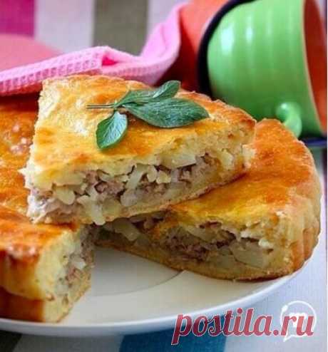 Пирог с мясом и картофелем
Ингредиенты:
Тесто:
70-100 г сливочного масла (растопить)
1 яйцо
1/2 ч.л. разрыхлителя или соды
1/2 ч.л. соли
2-2,5 стакана муки
1 стакан сметаны (несладкого йогурта)
Начинка:
0,5 кг баранины (бараньего или смешанного свино-телячьего фарша)
2 луковицы
3 сырых картофелины
соль, перец
Приготовление:
Смешать в чашке растопленное сливочное масло, сметану, яйцо, соль и разрыхлитель. Всыпать муку и замесить мягкое эластичное тесто. Сколько уйдет муки, очень зависит от е