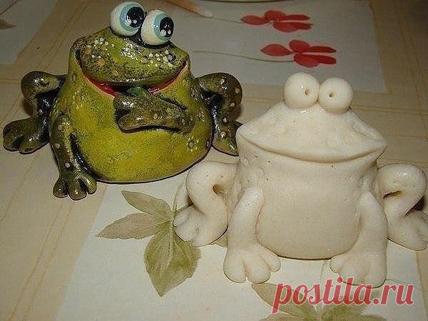 Лепим лягушку из соленого теста
