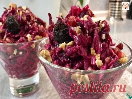 Супер салатик — «Пиковая дама».
Обязательно попробуйте этот салат!,

Леди - секреты красоты, здоровья и ухода за собой, кулинарные рецепты и полезные советы.

Ингредиенты:
 1 свекла
 1 соленый огурец
 2 зубчика чеснока
 35 гр грецких орехов
 1 яблоко
 80 гр майонеза
 35 гр чернослива
Для приготовления салата нужно взять вареную свеклу, соленый огурец, ядра грецких орехов, зеленое яблоко, чернослив, чеснок и майонез.Свеклу очистить и натереть на крупной терке.
Чернослив зал...