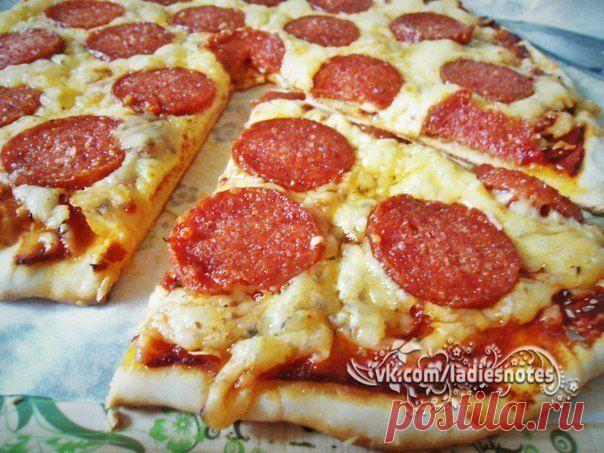 Пицца на тонком хрустящем тесте. Проще некуда!)))