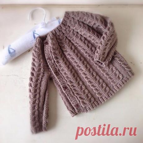 Узор вязания спицами коса зубчатая

#вязание #описание #узор @vrukodelii Количество петель кратно 7+4. 

Количество петель 90, на изнаночной глади. 

узор простой начинается с классической резинки 1*1 затем , чередованием 
косы "зубчатая". И убавлением вверху между косами привязыванием две 
вместе ( узор между косами изнаночными поэтому на лицевой стороне будет 
изнаночными вместе. 

Специальные аббревиатуры: 

Cross 4L (4 петли перекрестить налево): следующие петли отложи...