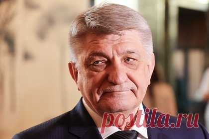 Сокуров заявил, что больше не может снимать кино в России. Последний фильм режиссера запретили в прокате. Режиссер Александр Сокуров объявил о завершении профессиональной карьеры. Он пояснил, что это произошло из-за запрета Минкультом России его фильма «Сказка». Кинодеятель признался, что сейчас не работает над новыми проектами и отметил, что уже три его работы нельзя демонстрировать в России.