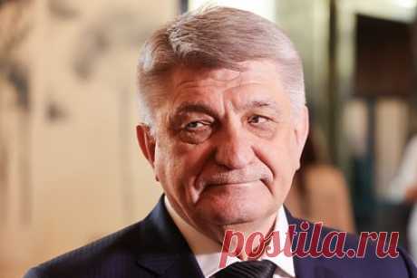 Сокуров заявил, что больше не может снимать кино в России. Последний фильм режиссера запретили в прокате. Режиссер Александр Сокуров объявил о завершении профессиональной карьеры. Он пояснил, что это произошло из-за запрета Минкультом России его фильма «Сказка». Кинодеятель признался, что сейчас не работает над новыми проектами и отметил, что уже три его работы нельзя демонстрировать в России.
