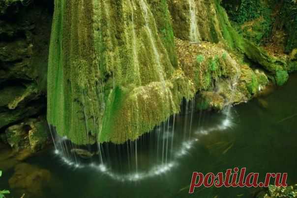 Живописный водопад Бигар