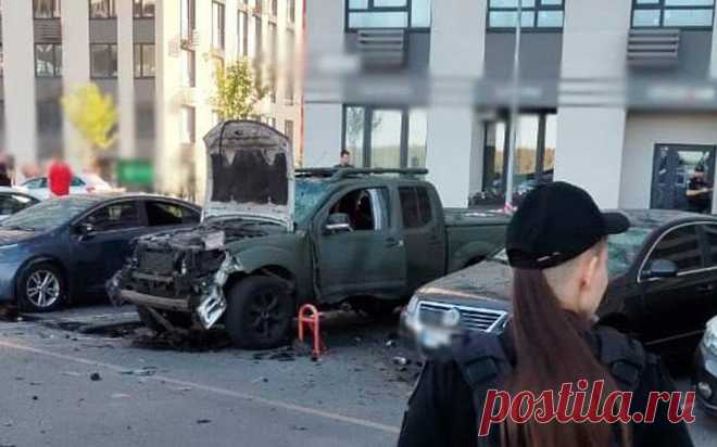 Полиция показала фото с места взрыва на Украине военной машины. В Подольском районе Киева взорвался автомобиль, окрашенный под военный.