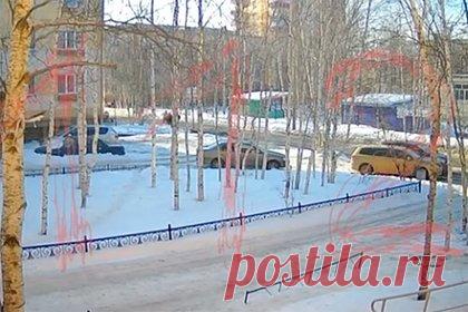 Нападение подростка с мачете на заступившегося за сына мужчину попало на видео. В сети появилось видео нападения 17-летнего подростка с мачете в Якутии на 41-летнего мужчину, заступившегося за сына-школьника. Как двое подростков убегают от мужчины. Затем тот догоняет их, но один из молодых людей набрасывается с мачете на потерпевшего. Инцидент произошел в Мирном.