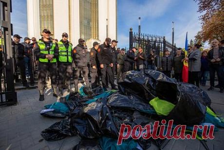 Причины протестов в Молдавии объяснили. Многотысячные антиправительственные протесты в Молдавии, несмотря на массовость, — это лишь выражение недовольства меньшинства. Такое мнение высказал руководитель «Политической экспертной группы» Константин Калачев. В разговоре с «Лентой.ру» он объяснил причины протестов.