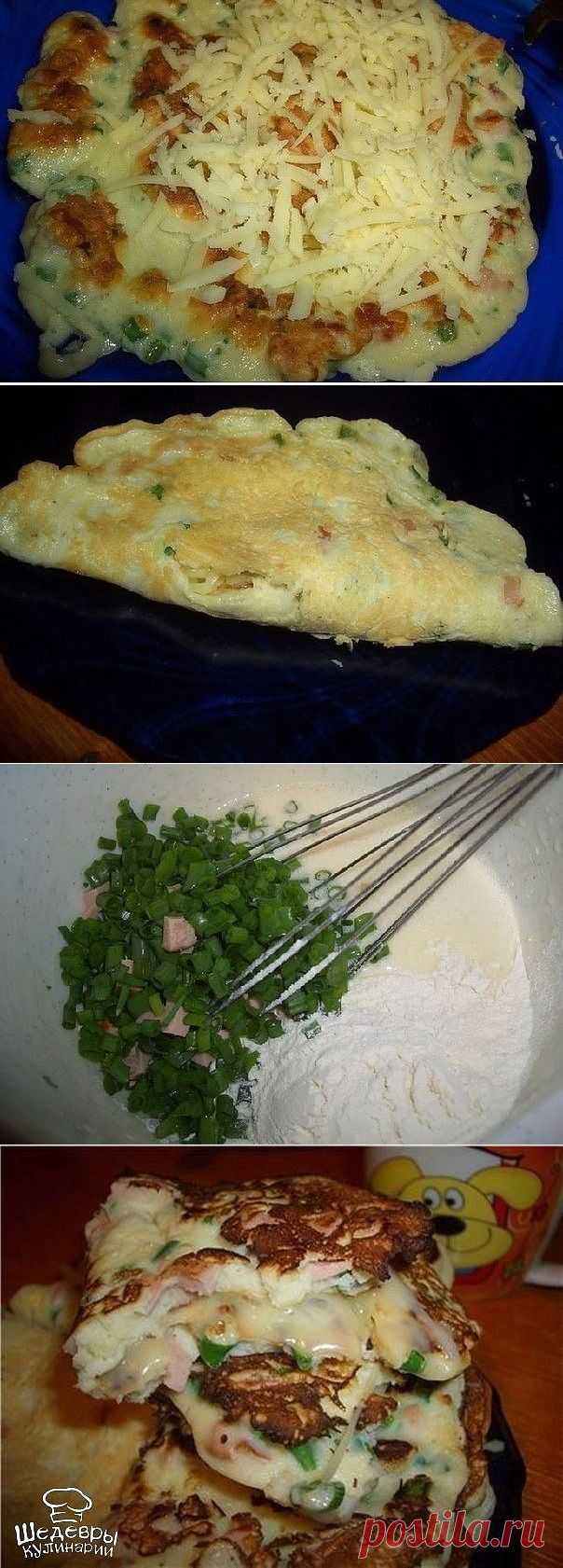 ЛЕПЁШКА К ЗАВТРАКУ !!!  **Яйцо 4ш -взбей, сметана -смешай; мука,  сарделька -кубик, зел/лук, соль. *Обжарь, как блины. *Подача: лепешка готова -сверху сыр тёртый, и сложи пополам. Горячими на стол!