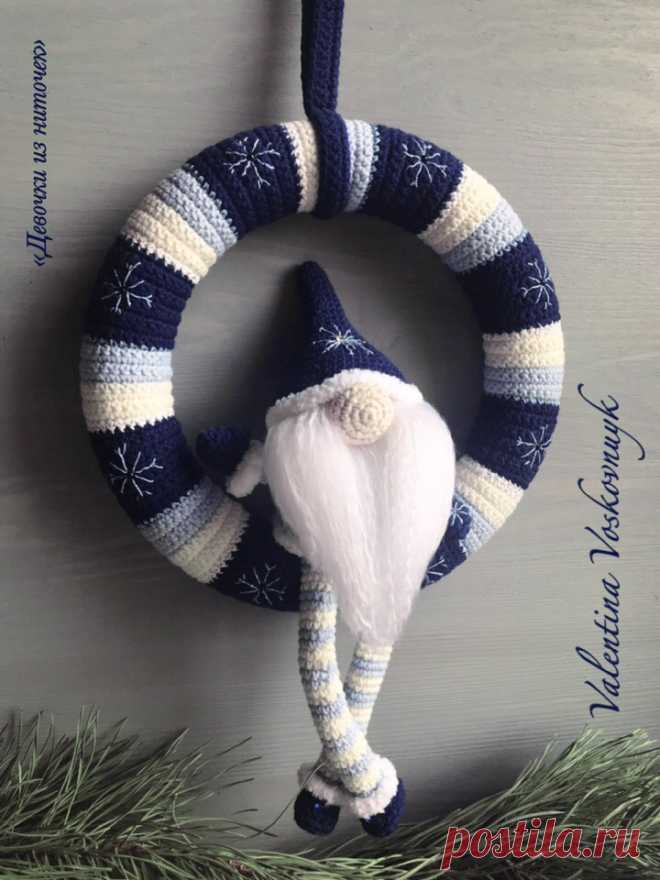 PDF Рождественский гном. FREE amigurumi crochet pattern. Бесплатный мастер-класс, схема и описание для вязания игрушки амигуруми крючком. Вяжем игрушки своими руками! Гном, гномик, эльф, dwarf, gnome, leprechaun, gnomo, Xmas, Christmas. #амигуруми #amigurumi #amigurumidoll #amigurumipattern #freepattern #freecrochetpatterns #crochetpattern #crochetdoll #crochettutorial #patternsforcrochet #вязание #вязаниекрючком #handmadedoll #рукоделие #ручнаяработа #pattern #tutorial #häkeln #amigurumis