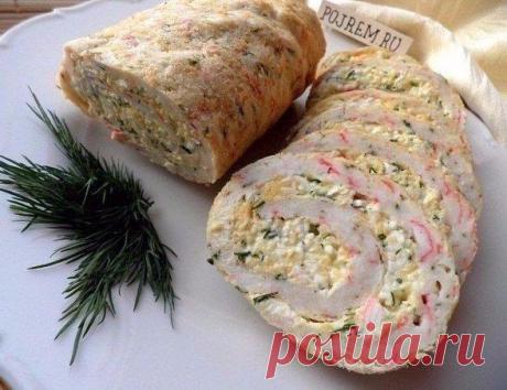Рулет из крабовых палочек Очень вкусная, нежная и яркая закуска в виде рулета. Ингредиенты: - 200 г крабовых палочек - 5 яиц - 3 столовых ложек молока - 5 столовых ложек муки - 2 столовые ложки масла растительного - 150 г сыра - 3 вареных яйца - 4 зубчика чеснока - 100 г майонеза - зелень укропа - соль – по вкусу Приготовление: 1. Яйца разбить в кастрюлю. Добавить к ним муку, масло растительное, молоко, соль по вкусу и всё взбить при помощи миксера. 2. Крабовые палочки освободить от…