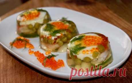 Заливное с креветками и красной икрой.
Вкуснейшее заливное с жареными креветками, красной икрой, маринованными шампиньонами, куриными яйцами, горошком и майонезом.