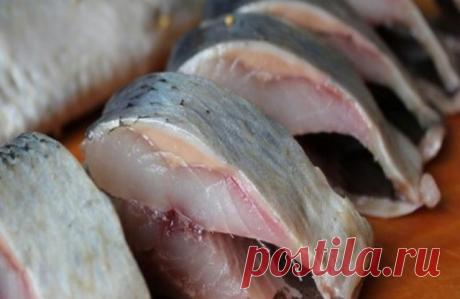 Как засолить селедку.

А какая получается вкуснятина… Больше никогда не покупаю магазинную соленую селедку! Скажу вам более… этот рецепт великолепно подходит для засолки скумбрии и любой красной рыбы.

Ингредиенты
- сельдь – 1 кг;
- поваренная соль – 6 стол. ложки без горки;
- перец душистый горошком – 10 шт.;
- сахарный песок – 3 стол. ложки;
- лавровый лист – 3-4 шт.;
- вода – 1 литр.

Приготовление
1. Наливаем в кастрюлю воду и доводим ее до кипения.
2. Добавляем к воде...