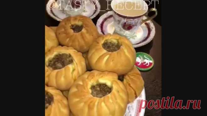 Вак-бэлеш очень вкусный и сочный
Татарские пирожки «Вак-Бэлеш»

Начинка: Отвариваем рис до полуготовности(150гр).
Фарш говяжий(жирный) примерно 500-600гр.
Лук я измельчила это МОЕ ЖЕЛАНИЕ,так как его не сильно люблю,по традиции его мелко нарезают(средняя луковица).
Соль и перец по вкусу.

Тесто:
-300 мл тёплого молока;
-500 гр муки;
-1 ст.л.сахара;
-1ч.л.(с горкой) соли;
-пачка дрожжей(быстродействующие)(я всегда использую САФ-МОМЕНТ);
-3 ст.л.(с горкой) муки(в опару);
-1 ...