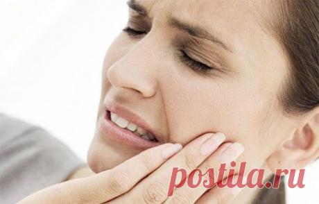 Почти каждый взрослый человек хоть раз в жизни сталкивался с зубной болью. И первое, что делает каждый страдалец – это заглядывает в свою аптечку за обезболивающими таблетками, а если их нет, то судорожно вспоминает, а какие же есть народные средства от зубной боли?