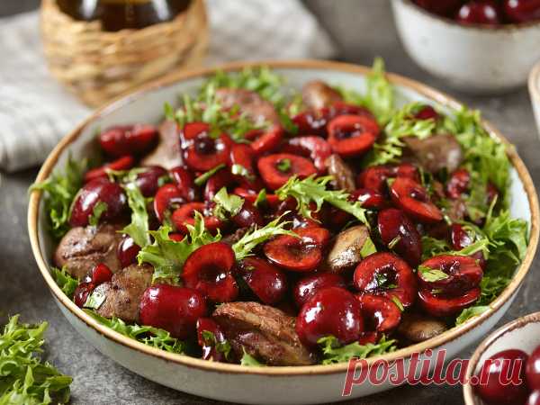 Салат с куриной печенью и черешней — рецепт с фото В сезон черешни предлагаю рецепт очень интересного салата для любителей сочетания фьюжн в еде. Обжаренная куриная печень и кисло-сладкая черешня с хрустящими листьями салата идеально сочетаются, не нужно ничего лишнего добавлять, все на своих местах. Готовится салат очень быстро, он отлично подойдет к белым и красным сухим винам.