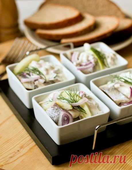 Рецепт закуски из сельди с яблоками и сметанным соусом на Вкусном Блоге