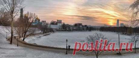 Закат в парке у Новодевичего монастыря в Москве.