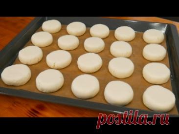 Вкусные Сырники в Духовке – Без жарки и лишнего масла Вам понадобится:Творог 5% 1кг – обязательно дать стечь лишней влагеЯйцо С1 2штСахар 100гСоль 5гВанилин 1гРисовая мука 80гВыпекать при 180С режим верх-низ 10 минут, перевернуть и выпекать еще 5-10 минут.