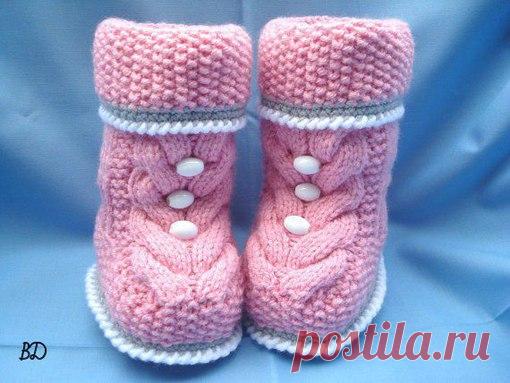 ПИНЕТКИ-КОНФЕТКИ

Набираем на спицы 22 петли и вяжем следующим образом

9 петель платочной вязкой(лицевыми и по лицу и по изнанке)
Показать полностью…