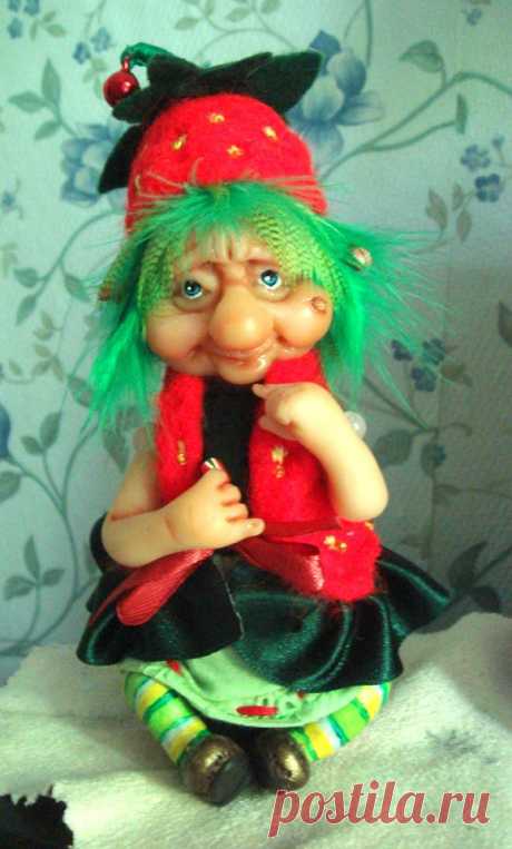 Гномиха Клубничка :) Милая, озорная....Выполнена из полимерной глины Cernit Doll.Тело фетр, ручки ножки и голова подвижны. Шапочка и жилет валяние из шерсти, декор бисер, ленты, колокольчик :) Роспись пастель, акрил масло.