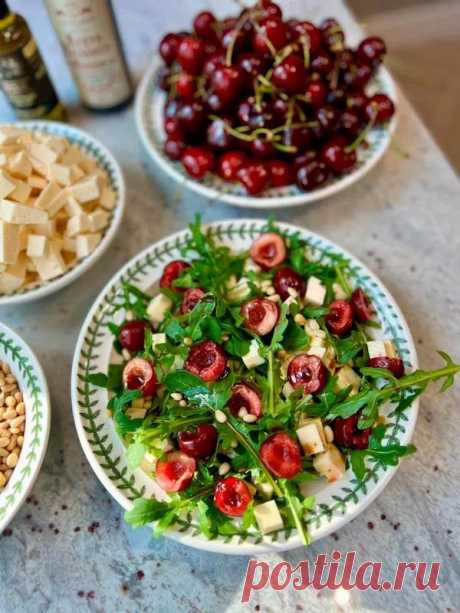 Яичные маффины, салат из черешни и сыра, гаспачо с арбузом, сезонный стейк - Радио Sputnik, 30.06.2024