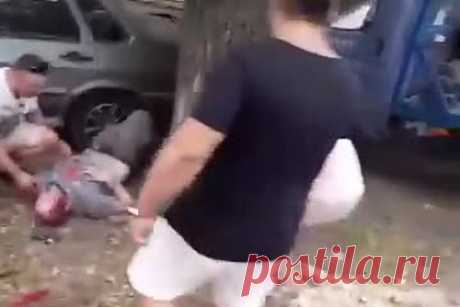 Последствия ДТП в Воронеже с тремя пострадавшими попали на видео. В Воронеже водитель на Opel Astra сбил трех россиян. Инцидент произошел на проспекте Труда. По данным регионального ГУ МВД, 45-летнему местному жителю за рулем автомобиля стало плохо. Сначала он выехал на встречку, после чего вылетел на тротуар, где сбил трех пешеходов.