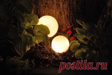 Как быстро и недорого осветить садовый участок
Летом владельцы дачных угодий практически большую часть времени проводят в собственном саду. В жаркое время года – это самое лучшее место, где семья, родственники, знакомые могут отдохнуть и пообщаться. Но с наступлением сумерек…