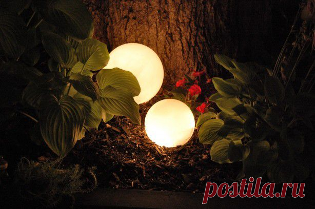 Как быстро и недорого осветить садовый участок
Летом владельцы дачных угодий практически большую часть времени проводят в собственном саду. В жаркое время года – это самое лучшее место, где семья, родственники, знакомые могут отдохнуть и пообщаться. Но с наступлением сумерек…