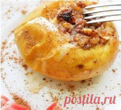 ПЕЧЕНЫЕ ЯБЛОКИ, ФАРШИРОВАННЫЕ ГРЕЧКОЙ