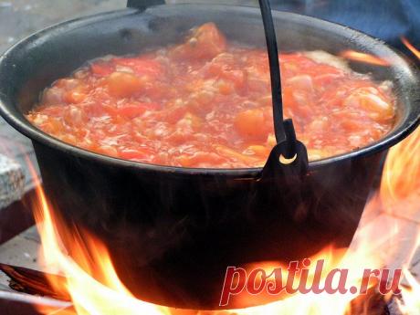 Особенности венгерской кухни Рассказывая об особенностях венгерской кухни, хочется процитировать оперетту «Марица» венгерского драматурга Имре Кальмана: «Коли мясо, так свинина, коли сало – острый шпик». Именно такие ассоциации рождает кухня Венгрии при первом знакомстве с ней.