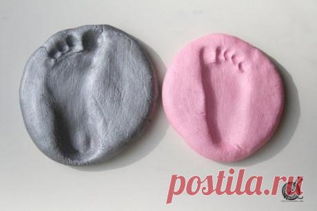 1/2 ст. соли, 1/2 ст. муки, 1/4 ст. воды. Замесите тесто. Сделайте отпечаток ноги ребенка. Выпекайте 3 часа при 200C'. Повторять каждое лето:) Можно сделать тропинку из этих следов)) / Сферический бизнес