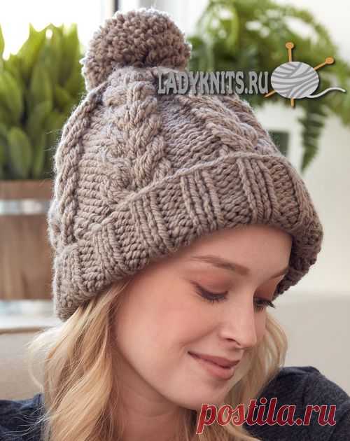 Вязанная спицами женская шапка из толстой пряжи. Описание
