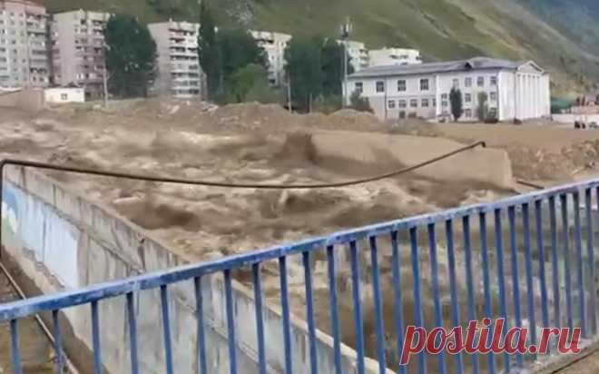 В Кабардино-Балкарии после схода селя эвакуировали более 300 человек. В Эльбрусском районе Кабардино-Балкарии в связи со сходом селевого потока и угрозой подтопления домов эвакуировали 342 человека, сообщило региональное управление МЧС.