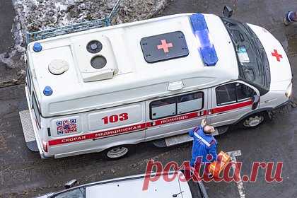 16-летняя москвичка выпала из окна седьмого этажа и выжила. В Москве 16-летняя девушка выпала из окна седьмого этажа в районе Чертаново. По данным издания MSK1.RU, москвичке удалось выжить. Пострадавшую обнаружили под окнами многоэтажки прохожие, они же и вызвали врачей. Отмечается, что девушка состояла на учете в психоневрологическом диспансере.