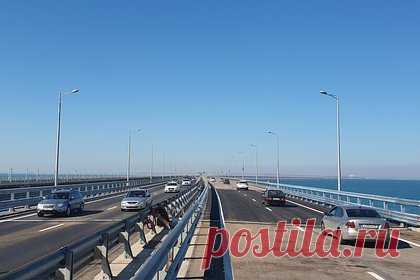На Крымском мосту возобновили движение