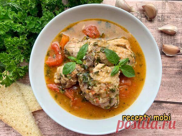Чахохбили из курицы по-грузински

✅ Ингредиенты
▫ 1 кг курицы;
▫ 1 крупная луковица;
▫ 500 г томатов;
▫ 1 ч. л. аджики;
▫ 1 ч. л. хмели-сунели;
▫ 6 зубчиков чеснока;
▫ по 1 пучку базилика и кинзы;
▫ соль и черный перец на вкус.