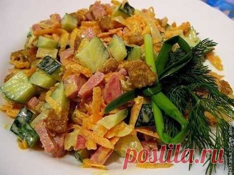 ОБЖОРКА - С СУХАРИКАМИ !!!  **Колбаса н/к 300г -кубик, огурец 1шт -кубик, обж/морковь 1шт -кр/тёрка, обж/лук 1шт -п/кольца, майонез. *Декор: сухарики 1уп, зелень.