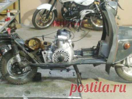 МТЗ-5.301, Тулица, 1984 г.р. 
26.10.2013. Симптомы: заводится и работает только на обогатителе (подсосе). Ярко выражена нехватка бензина. Изнеможение - занижение мощности, нежелание развивать обороты. Диагноз: забитый карбратор, возможно, просадка колец. Внешний вид: покоцан изрядно (поиздевалися над ним вдоволь-тупо, пульвером, нанесли краску, местами с подтеками, даже не сняв старую, родную-лучше б не трогали совсем, уроды!). Младшим персоналом был прозван, как &quot;Бегимот-рАмашка&quot;))