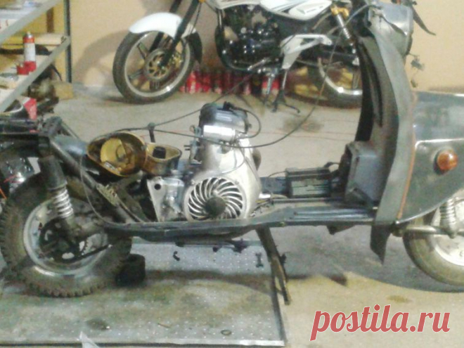 МТЗ-5.301, Тулица, 1984 г.р. 
26.10.2013. Симптомы: заводится и работает только на обогатителе (подсосе). Ярко выражена нехватка бензина. Изнеможение - занижение мощности, нежелание развивать обороты. Диагноз: забитый карбратор, возможно, просадка колец. Внешний вид: покоцан изрядно (поиздевалися над ним вдоволь-тупо, пульвером, нанесли краску, местами с подтеками, даже не сняв старую, родную-лучше б не трогали совсем, уроды!). Младшим персоналом был прозван, как "Бегимот-рАмашка"))